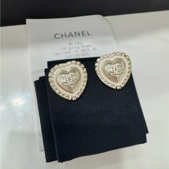 Chanel heart pearl stud earrings 2024/2025 edition - Picture 1 of 5
